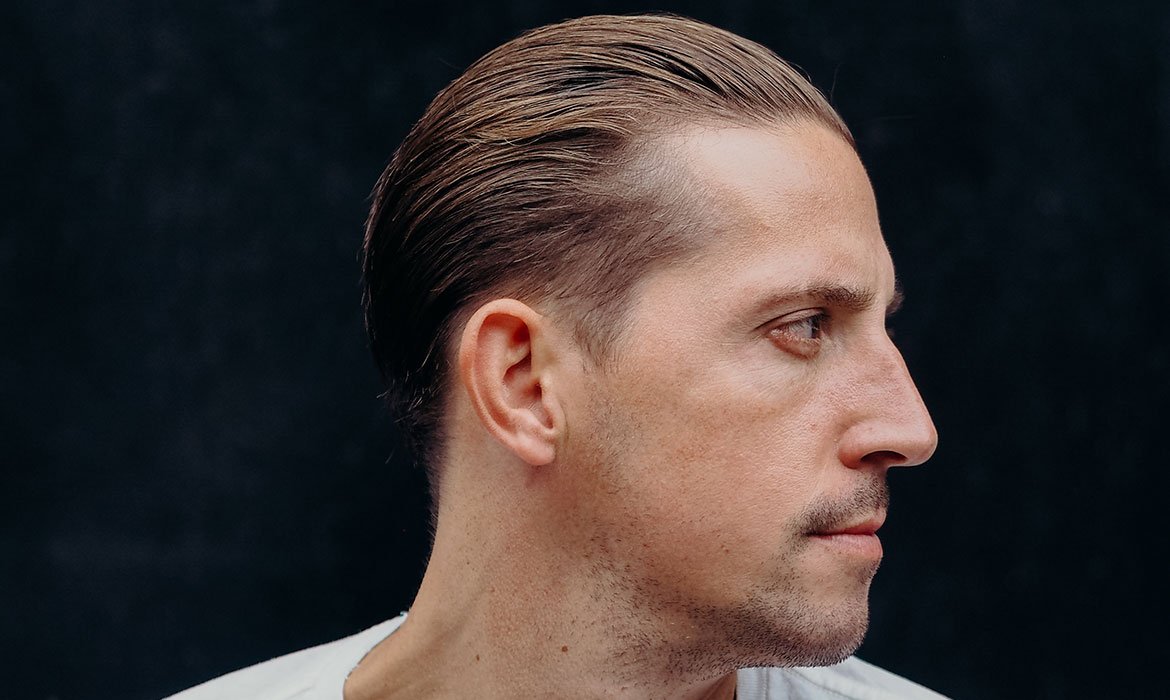 Unas mechas ceniza es un color de pelo para hombre que rejuvenece muchísimo. Si te ha salido alguna cana, vete a la nueva gama de tintes One-Twist Coloración de L’Oréal Men Expert y ponle remedio en 5 minutos.